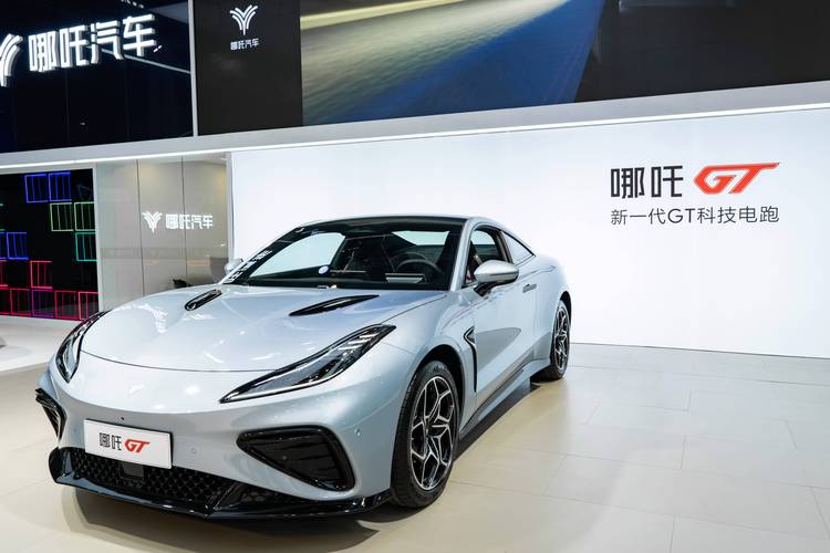 东莞181哪吒汽车在智能汽车领域的表现，领途汽车在新能源汽车市场中的影响力